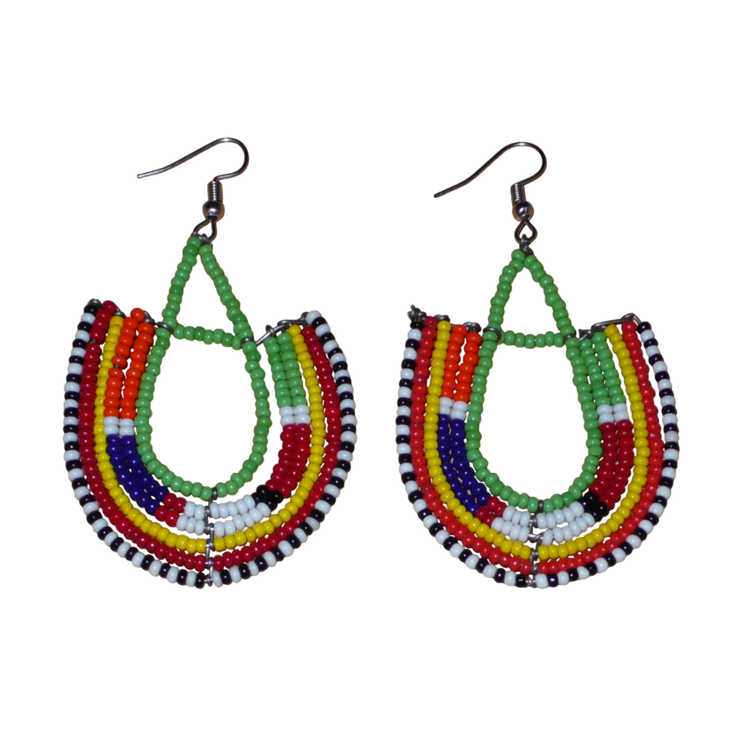 Boucles d'oreilles ethniques en forme d'ancres, confectionnées à la main par des artisans passionnés, composées de perles de rocaille vertes et multicolores glissées sur des structures géométriques en fils de fer. Elles mesurent 7.5 cm de long et 4.5 cm de large et se portent avec des crochets en acier inoxydable sur des oreilles percées. 
