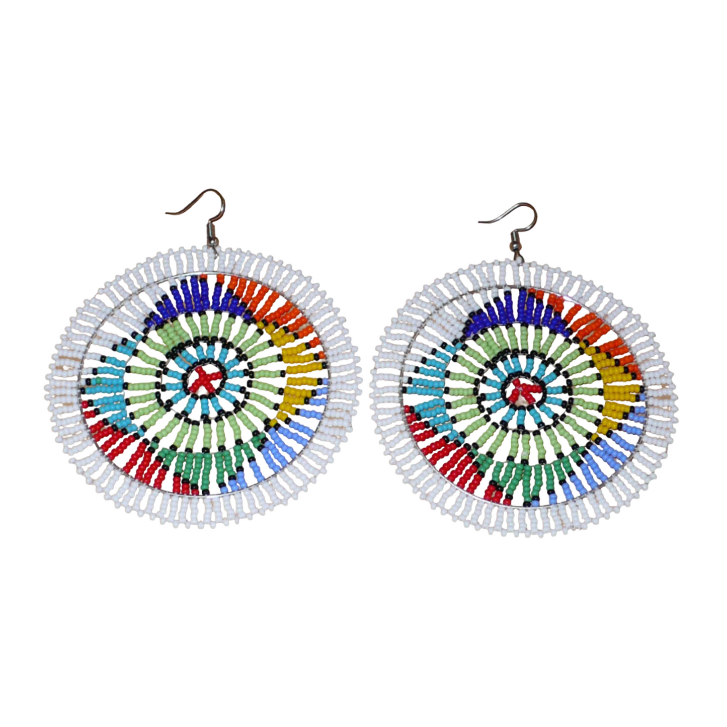 Boucles d'oreilles ethniques afro chic de tradition sud-africaine zouloue composées de perles de rocaille blanches et multicolores. Surdimensionnées, elles mesurent 10 cm de long et 8,5 cm de large, et se portent sur des oreilles percées.
