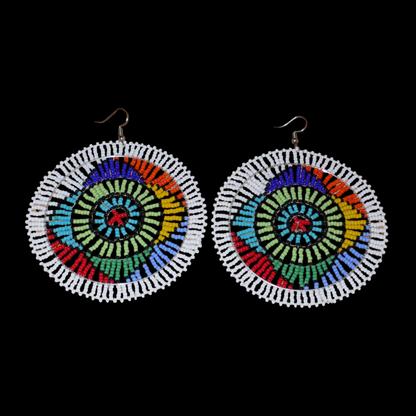 Boucles d'oreilles ethniques afro chic de tradition sud-africaine zouloue composées de perles de rocaille blanches et multicolores. Surdimensionnées, elles mesurent 10 cm de long et 8,5 cm de large, et se portent sur des oreilles percées.