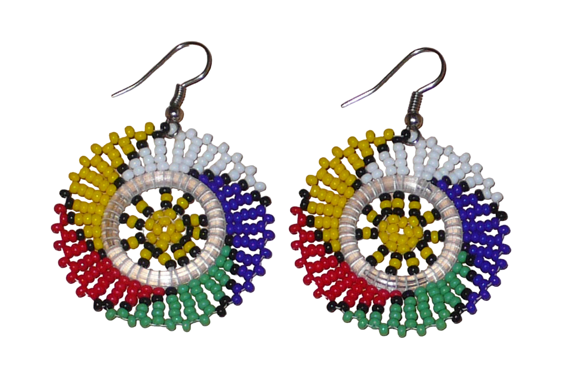 Boucles d'oreilles rondes sud-africaines de tradition zouloue ; elles se composent de perles de rocaille rouges, jaunes, vertes, bleu foncé, blanches et noires. De taille moyenne, elles mesurent 5,5 cm de long et 4 cm de large, et se portent sur des oreilles percées.