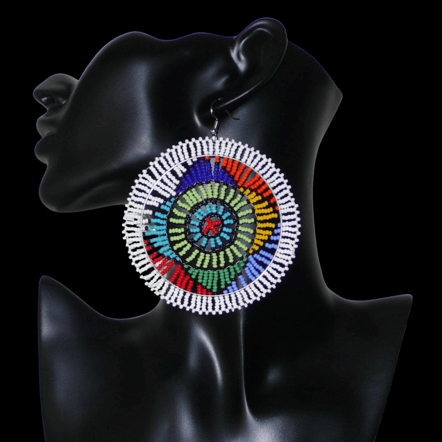 Boucles d'oreilles ethniques afro chic de tradition sud-africaine zouloue composées de perles de rocaille blanches et multicolores. Surdimensionnées, elles mesurent 10 cm de long et 8,5 cm de large, et se portent sur des oreilles percées.