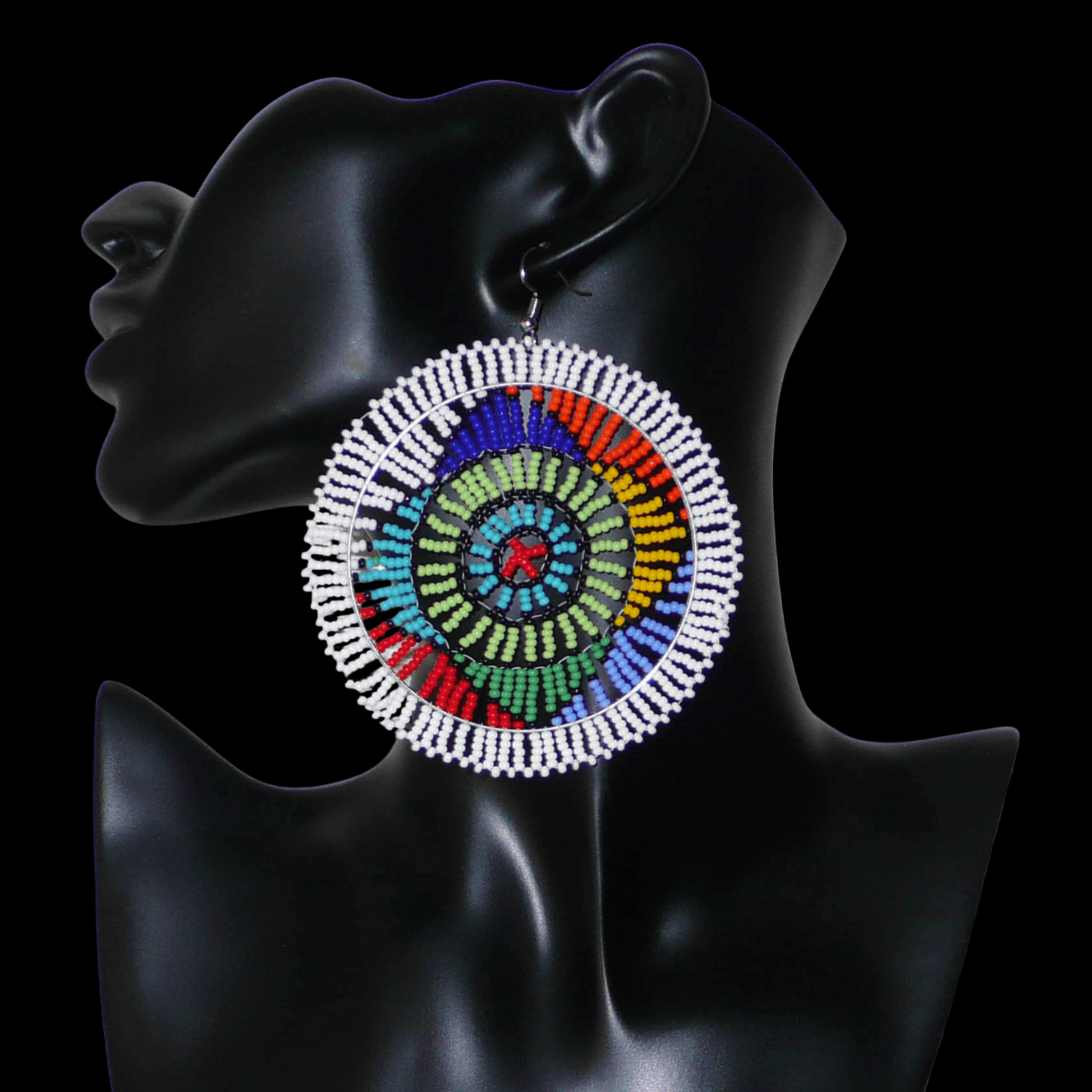 Boucles d'oreilles ethniques afro chic de tradition sud-africaine zouloue composées de perles de rocaille blanches et multicolores. Surdimensionnées, elles mesurent 10 cm de long et 8,5 cm de large, et se portent sur des oreilles percées.