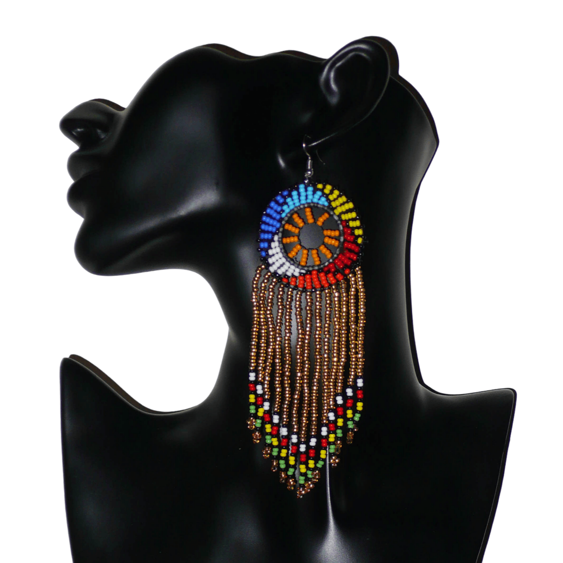 Boucles d'oreilles sud-africaines à franges et motifs traditionnels composées de perles de rocaille translucides dorées et multicolores. Elles mesurent 14,5 cm de long et 4,5 cm de large.