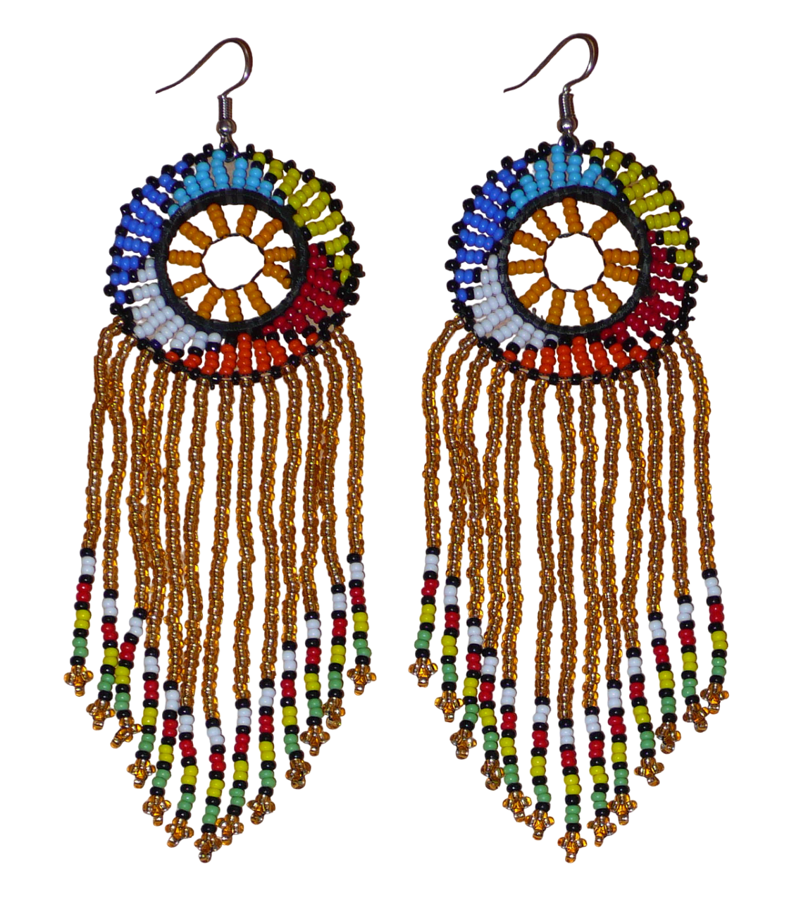 Boucles d'oreilles sud-africaines à franges et motifs traditionnels composées de perles de rocaille translucides dorées et multicolores. Elles mesurent 14,5 cm de long et 4,5 cm de large.