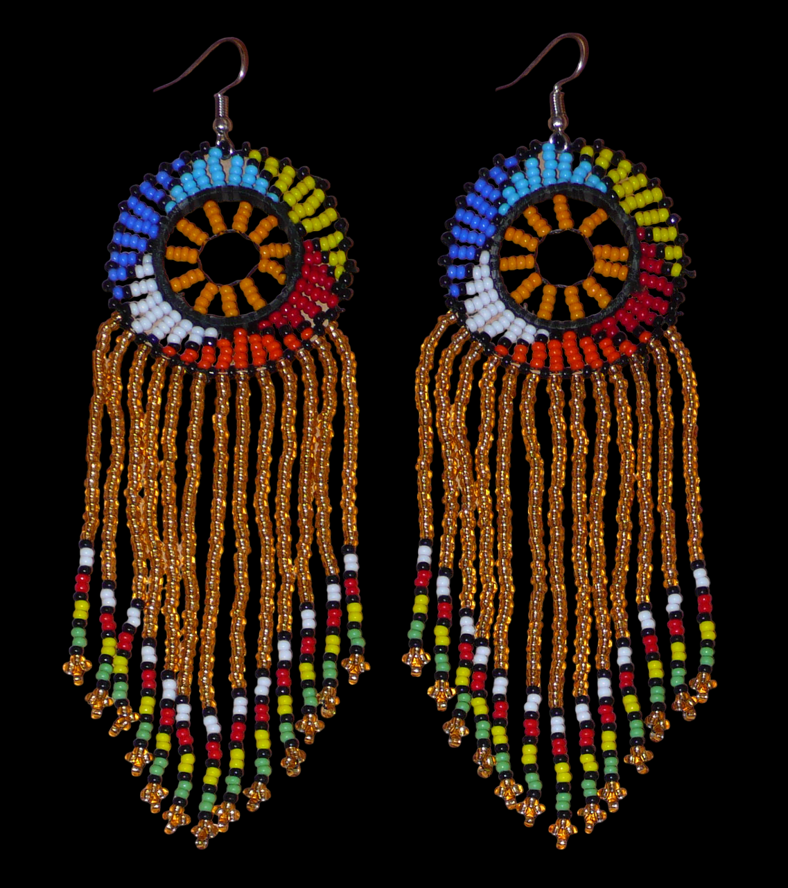 Boucles d'oreilles sud-africaines à franges et motifs traditionnels composées de perles de rocaille translucides dorées et multicolores. Elles mesurent 14,5 cm de long et 4,5 cm de large.