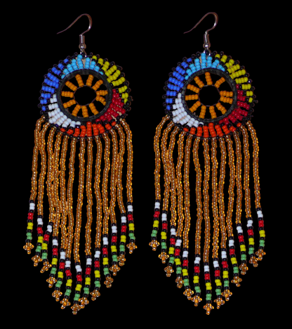 Boucles d'oreilles sud-africaines à franges et motifs traditionnels composées de perles de rocaille translucides dorées et multicolores. Elles mesurent 14,5 cm de long et 4,5 cm de large.
