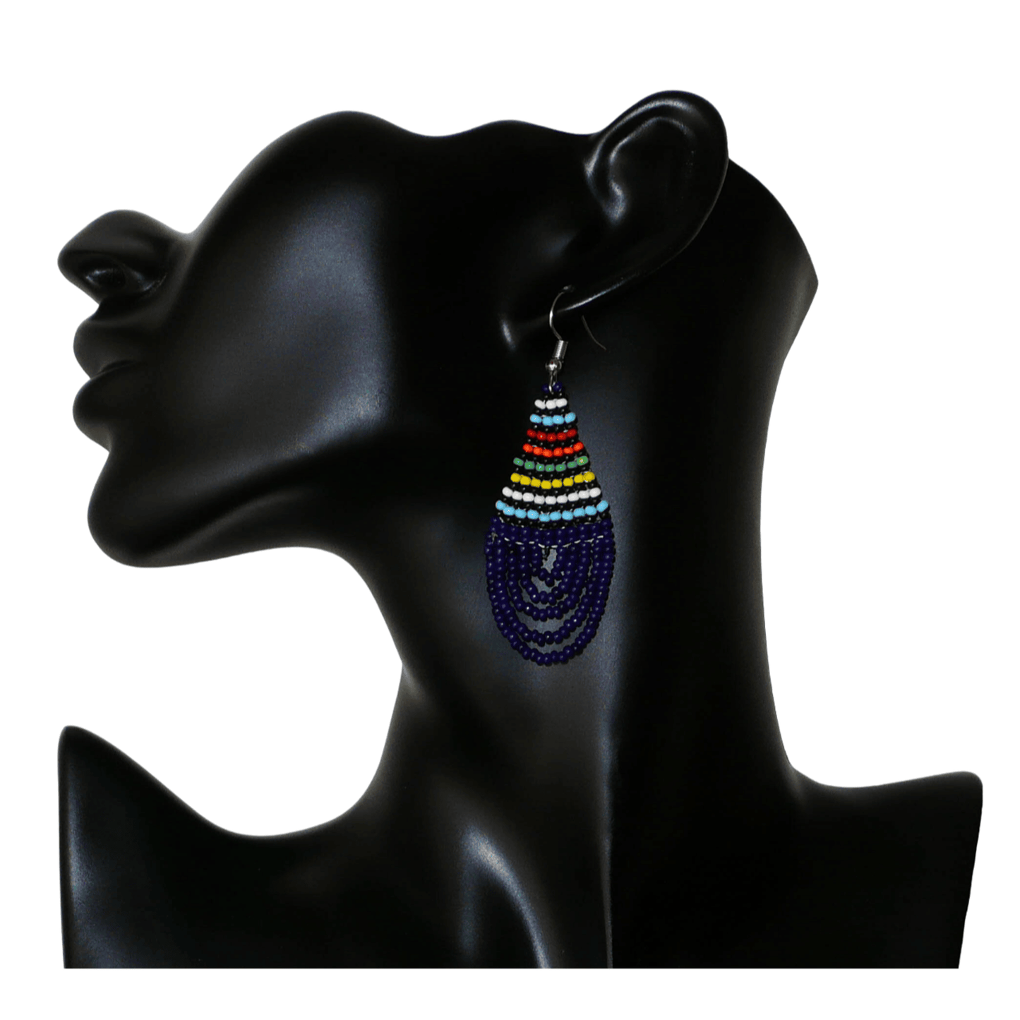 Boucles d'oreilles africaines zouloues en perles de rocaille bleu foncé et multicolores montées en forme de gouttes. Elles mesurent 7 cm de long et 2,5 cm de large, et se portent sur des oreilles percées.