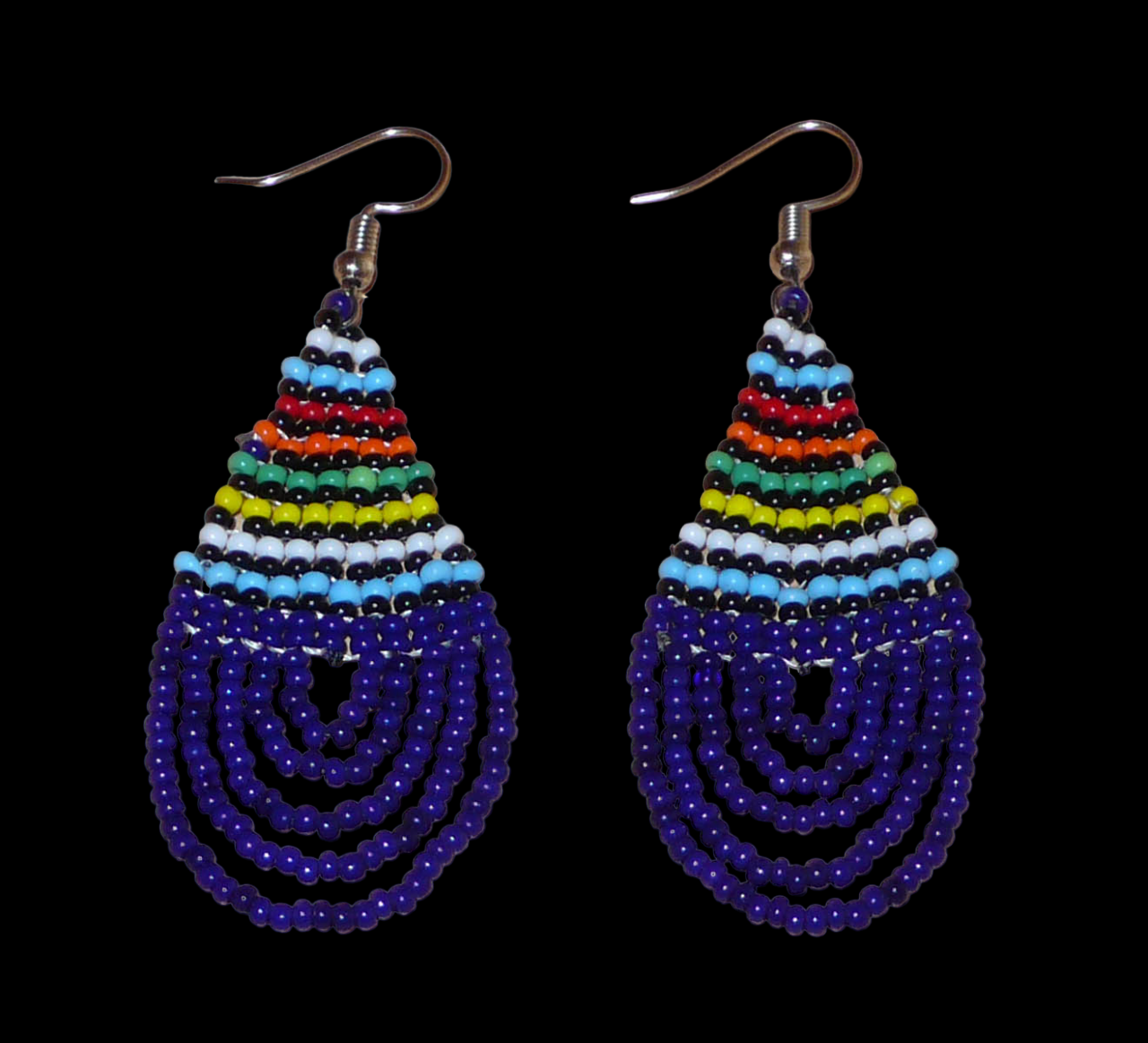 Boucles d'oreilles africaines zouloues en perles de rocaille bleu foncé et multicolores montées en forme de gouttes. Elles mesurent 7 cm de long et 2,5 cm de large, et se portent sur des oreilles percées.