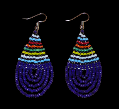 Boucles d'oreilles africaines zouloues en perles de rocaille bleu foncé et multicolores montées en forme de gouttes. Elles mesurent 7 cm de long et 2,5 cm de large, et se portent sur des oreilles percées.