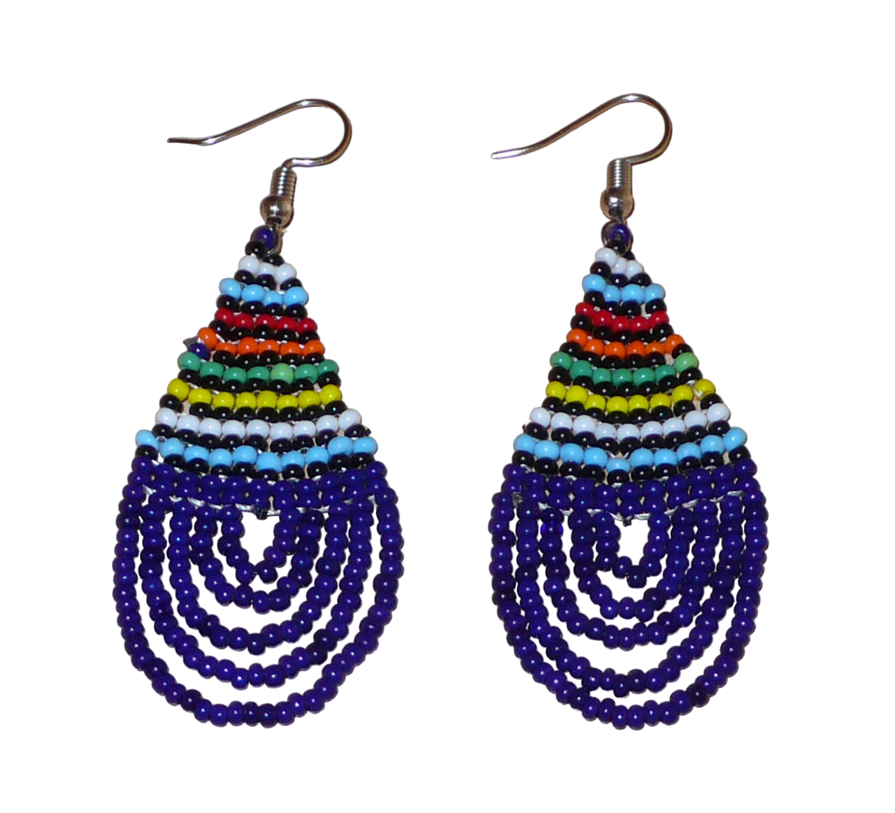 Boucles d'oreilles africaines zouloues en perles de rocaille bleu foncé et multicolores montées en forme de gouttes. Elles mesurent 7 cm de long et 2,5 cm de large, et se portent sur des oreilles percées.