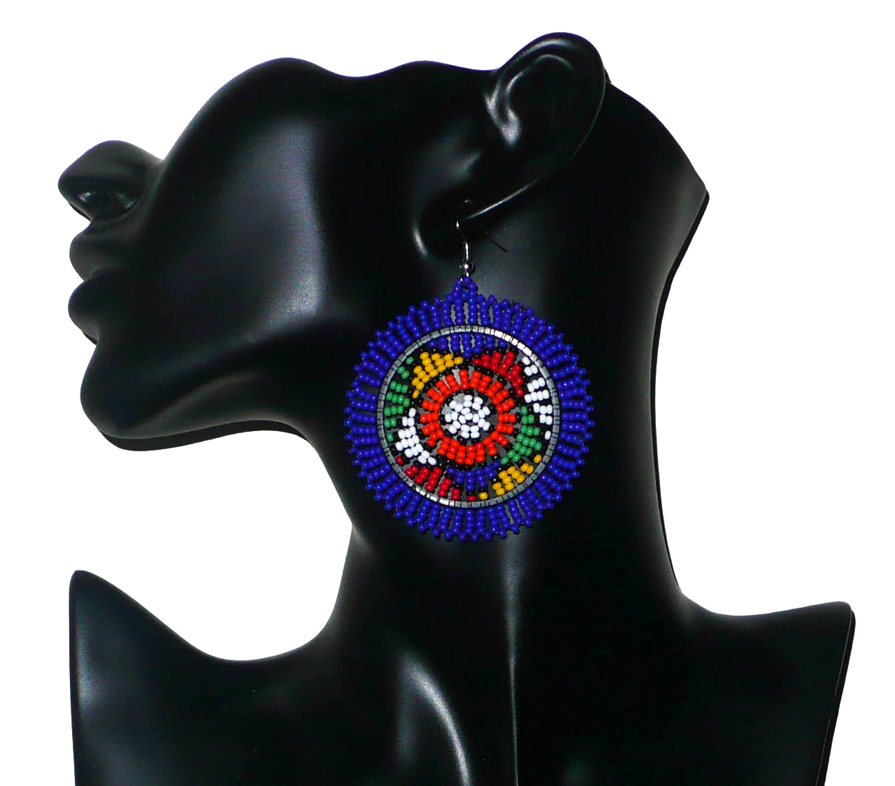 Boucles d'oreilles sud-africaines rondes à motifs ethniques zoulous composées de perles de rocaille bleues et multicolores. Elles mesurent 7,5 cm de long et 5,5 cm de large et se portent avec des crochets en acier inoxydable sur des oreilles percées.