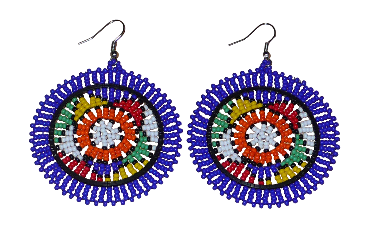 Boucles d'oreilles sud-africaines rondes à motifs ethniques zoulous composées de perles de rocaille bleues et multicolores. Elles mesurent 7,5 cm de long et 5,5 cm de large et se portent avec des crochets en acier inoxydable sur des oreilles percées.