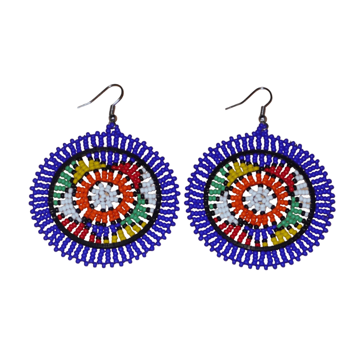 Boucles d'oreilles sud-africaines rondes à motifs ethniques zoulous composées de perles de rocaille bleues et multicolores. Elles mesurent 7,5 cm de long et 5,5 cm de large et se portent avec des crochets en acier inoxydable sur des oreilles percées.
