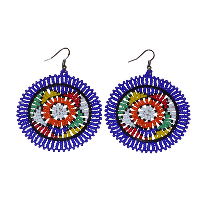 Boucles d'oreilles sud-africaines rondes à motifs ethniques zoulous composées de perles de rocaille bleues et multicolores. Elles mesurent 7,5 cm de long et 5,5 cm de large et se portent avec des crochets en acier inoxydable sur des oreilles percées.