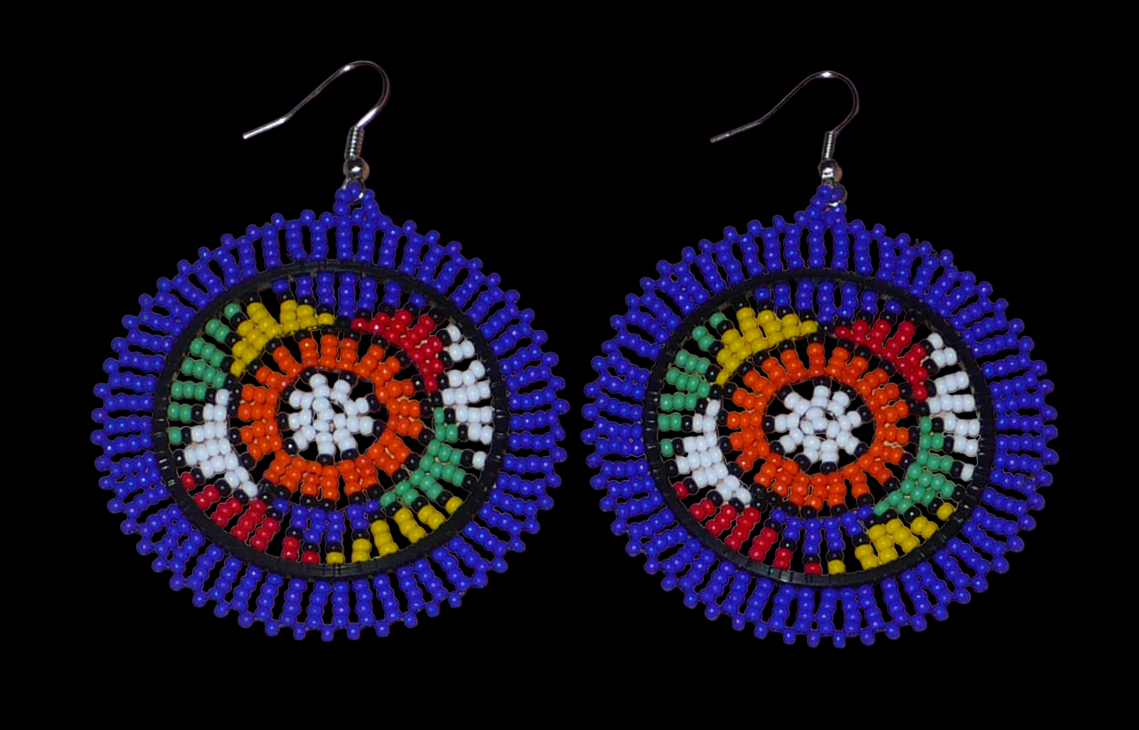 Boucles d'oreilles sud-africaines rondes à motifs ethniques zoulous composées de perles de rocaille bleues et multicolores. Elles mesurent 7,5 cm de long et 5,5 cm de large et se portent avec des crochets en acier inoxydable sur des oreilles percées.