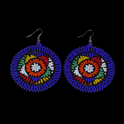 Boucles d'oreilles sud-africaines rondes à motifs ethniques zoulous composées de perles de rocaille bleues et multicolores. Elles mesurent 7,5 cm de long et 5,5 cm de large et se portent avec des crochets en acier inoxydable sur des oreilles percées.