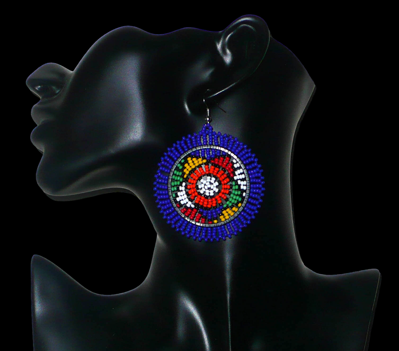 Boucles d'oreilles africaines rondes à motifs ethniques sud-africains composées de perles de rocaille bleues et multicolores. Elles mesurent 7,5 cm de long et 5,5 cm de large et se portent avec des crochets en acier inoxydable sur des oreilles percées. Timeless Fineries