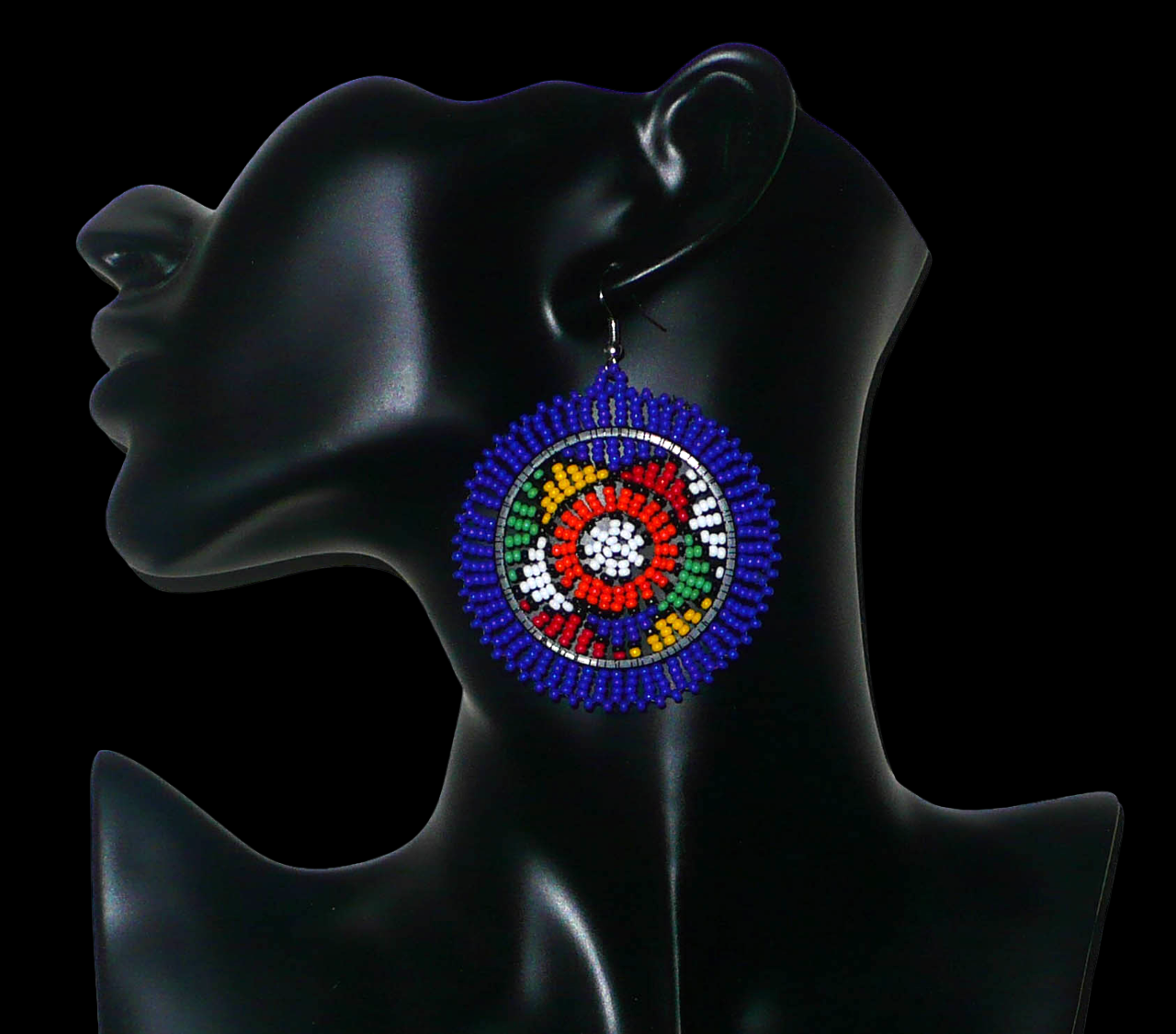 Boucles d'oreilles sud-africaines rondes à motifs ethniques zoulous composées de perles de rocaille bleues et multicolores. Elles mesurent 7,5 cm de long et 5,5 cm de large et se portent avec des crochets en acier inoxydable sur des oreilles percées.