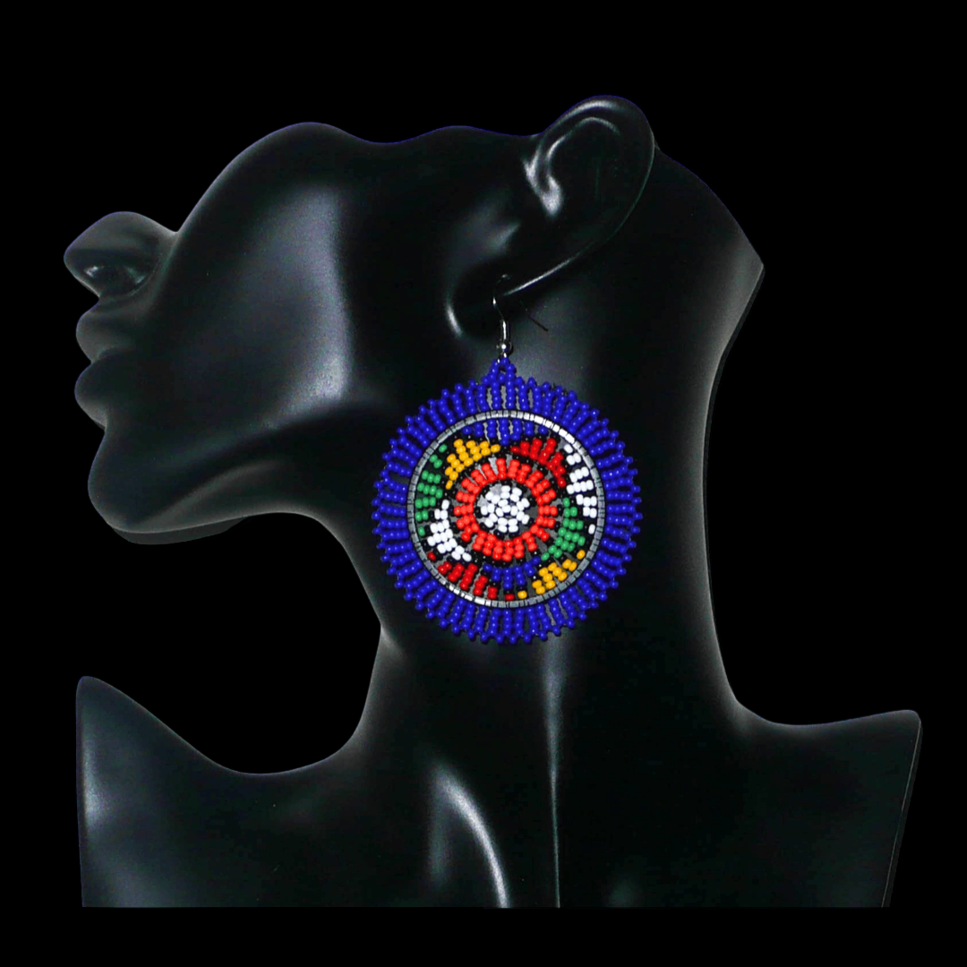 Boucles d'oreilles sud-africaines rondes à motifs ethniques zoulous composées de perles de rocaille bleues et multicolores. Elles mesurent 7,5 cm de long et 5,5 cm de large et se portent avec des crochets en acier inoxydable sur des oreilles percées.