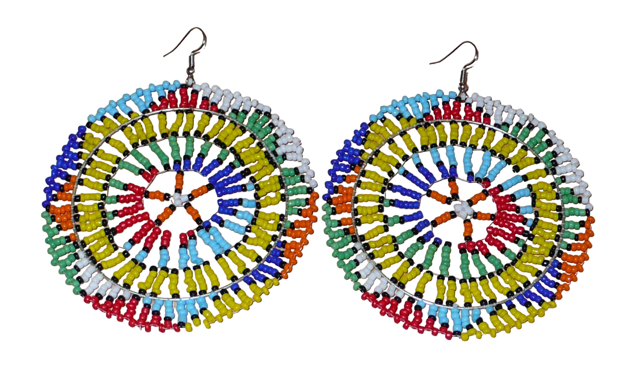 Boucles d'oreilles sud-africaines rondes au style afro chic des années 70. Elles se composent de perles de rocaille multicolores enfilées sur des fils de nylon fixés sur des structures circulaires. Surdimensionnées, elles mesurent 10 cm de long et 8,5 cm de large, et se portent sur des oreilles percées.