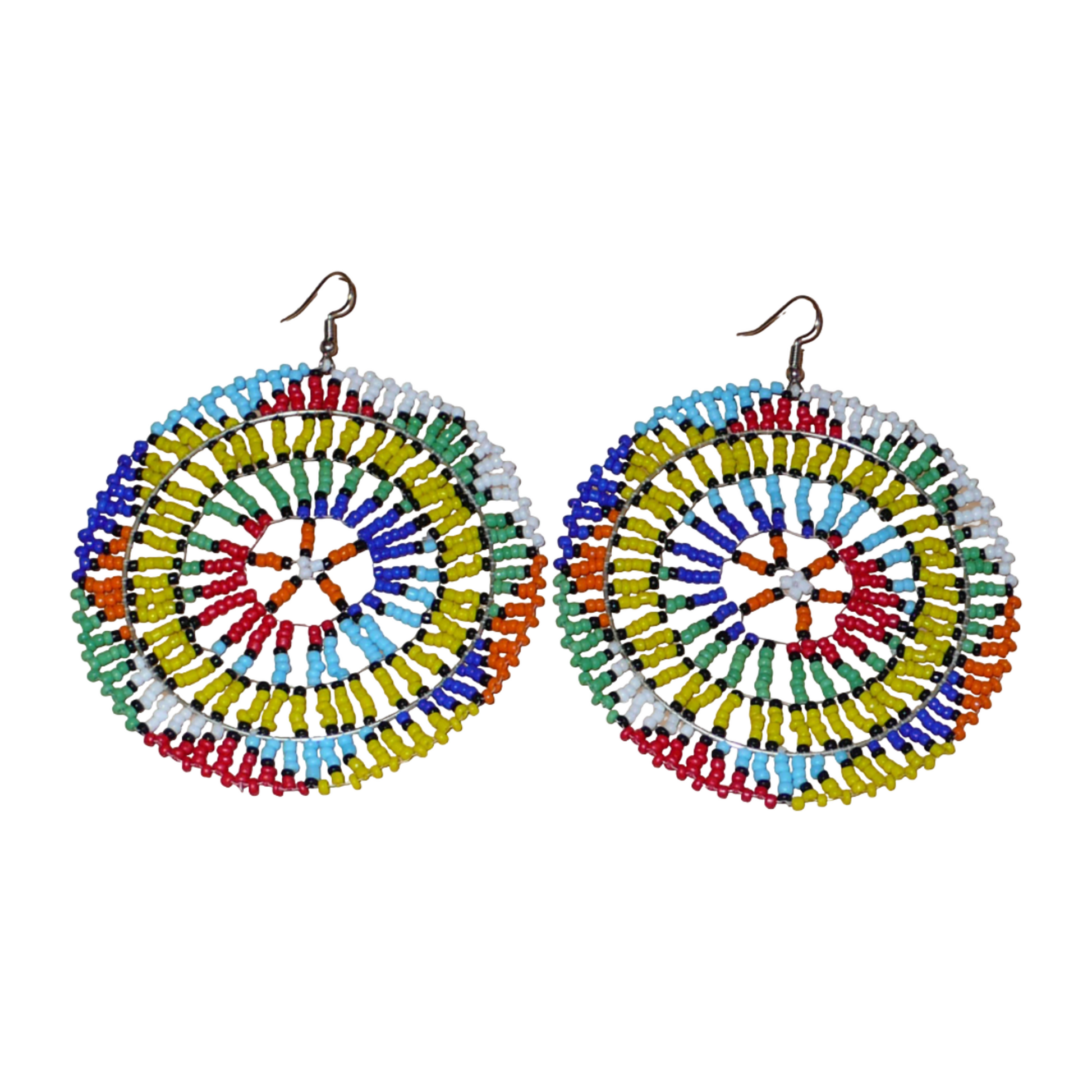 Boucles d'oreilles sud-africaines rondes au style afro chic des années 70. Elles se composent de perles de rocaille multicolores enfilées sur des fils de nylon fixés sur des structures circulaires. Surdimensionnées, elles mesurent 10 cm de long et 8,5 cm de large, et se portent sur des oreilles percées.