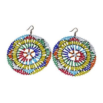Boucles d'oreilles sud-africaines rondes au style afro chic des années 70. Elles se composent de perles de rocaille multicolores enfilées sur des fils de nylon fixés sur des structures circulaires. Surdimensionnées, elles mesurent 10 cm de long et 8,5 cm de large, et se portent sur des oreilles percées.