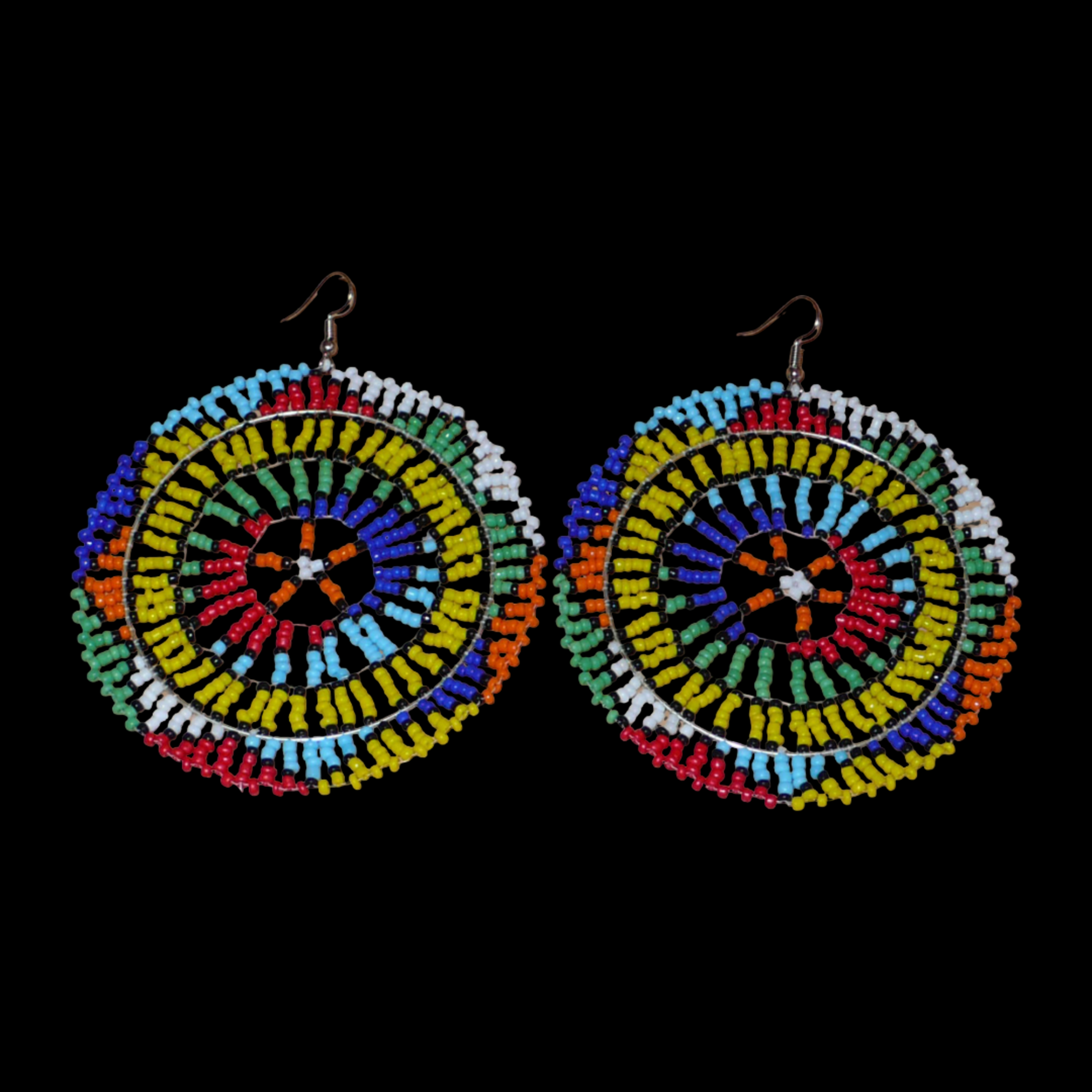 Boucles d'oreilles sud-africaines rondes au style afro chic des années 70. Elles se composent de perles de rocaille multicolores enfilées sur des fils de nylon fixés sur des structures circulaires. Surdimensionnées, elles mesurent 10 cm de long et 8,5 cm de large, et se portent sur des oreilles percées.