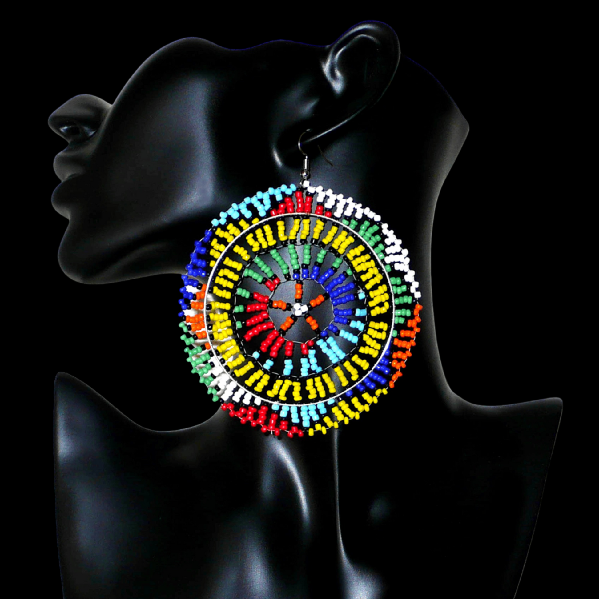 Boucles d'oreilles sud-africaines rondes au style afro chic des années 70. Elles se composent de perles de rocaille multicolores enfilées sur des fils de nylon fixés sur des structures circulaires. Surdimensionnées, elles mesurent 10 cm de long et 8,5 cm de large, et se portent sur des oreilles percées.