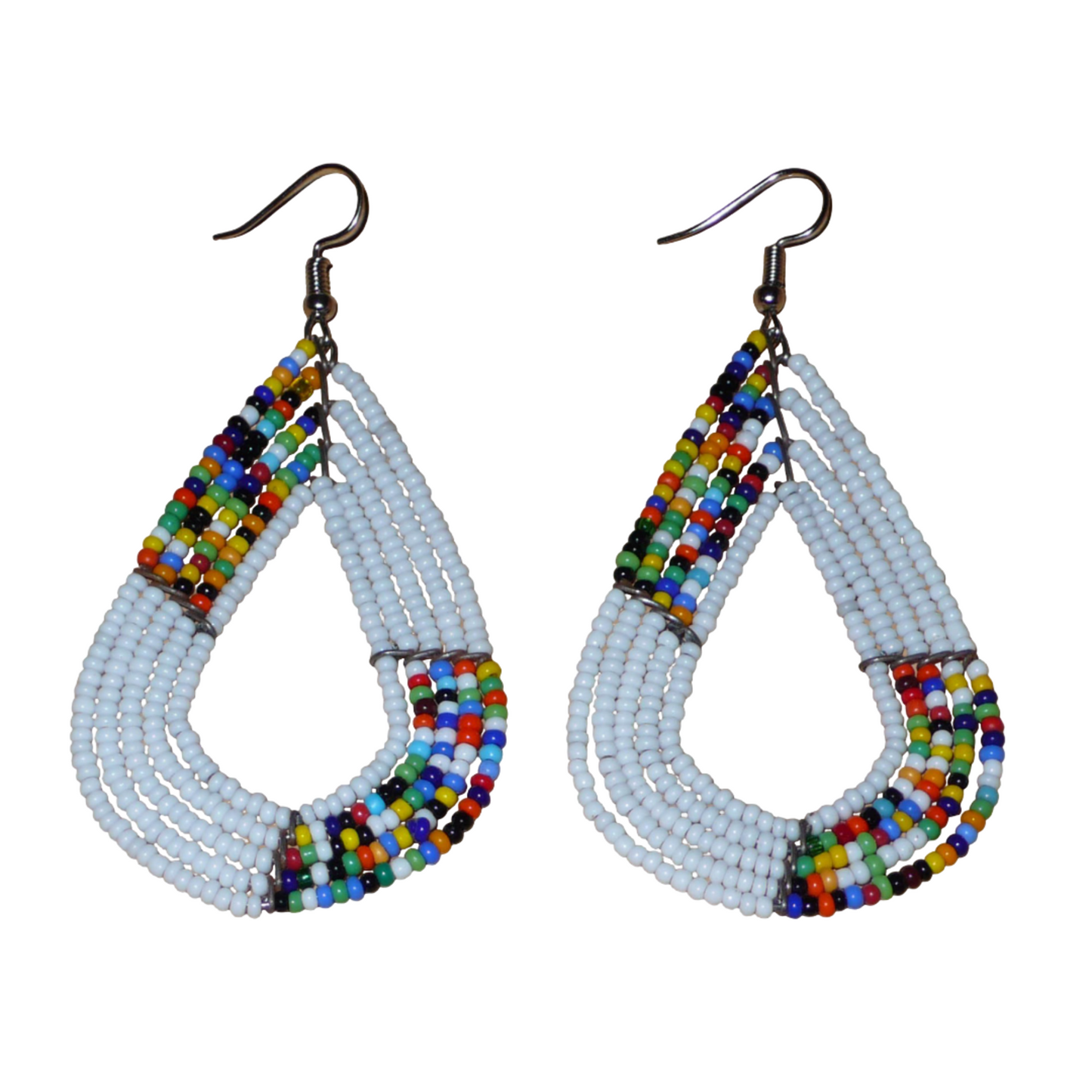 Boucles d'oreilles africaines multi-rangs blanches et multicolores aux accents évoquant le style bohème des années 70. Fabriquées au Kenya, elles se composent de perles de rocaille blanches et d'un mélange de perles multicolores glissées sur cinq rangées de fils de fer en forme de gouttes légèrement triangulaires. Ces boucles d'oreilles mesurent 8 cm de long et 4 cm de large ; elles se portent avec des crochets en acier inoxydable sur des oreilles percées.