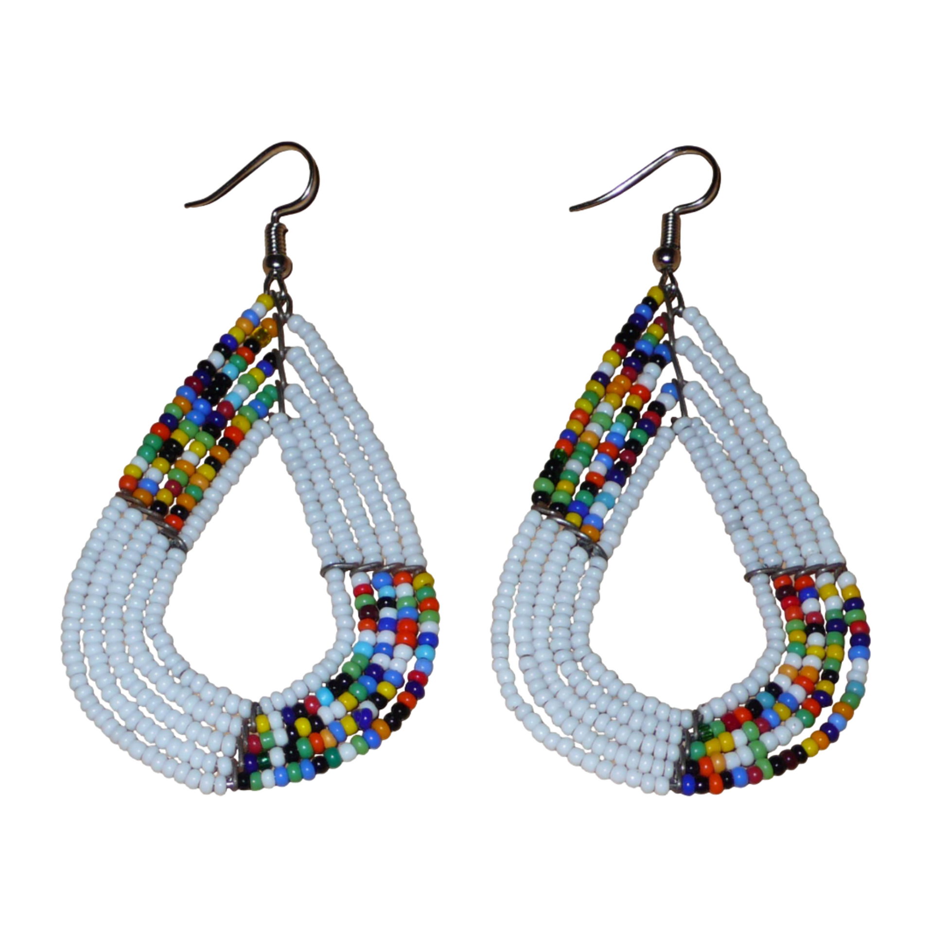 Boucles d'oreilles africaines multi-rangs blanches et multicolores aux accents évoquant le style bohème des années 70. Fabriquées au Kenya, elles se composent de perles de rocaille blanches et d'un mélange de perles multicolores glissées sur cinq rangées de fils de fer en forme de gouttes légèrement triangulaires. Ces boucles d'oreilles mesurent 8 cm de long et 4 cm de large ; elles se portent avec des crochets en acier inoxydable sur des oreilles percées.