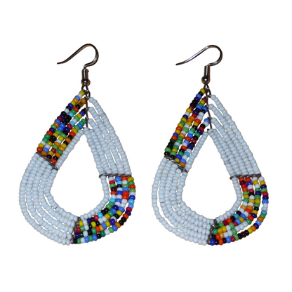Boucles d'oreilles africaines multi-rangs blanches et multicolores aux accents évoquant le style bohème des années 70. Fabriquées au Kenya, elles se composent de perles de rocaille blanches et d'un mélange de perles multicolores glissées sur cinq rangées de fils de fer en forme de gouttes légèrement triangulaires. Ces boucles d'oreilles mesurent 8 cm de long et 4 cm de large ; elles se portent avec des crochets en acier inoxydable sur des oreilles percées.