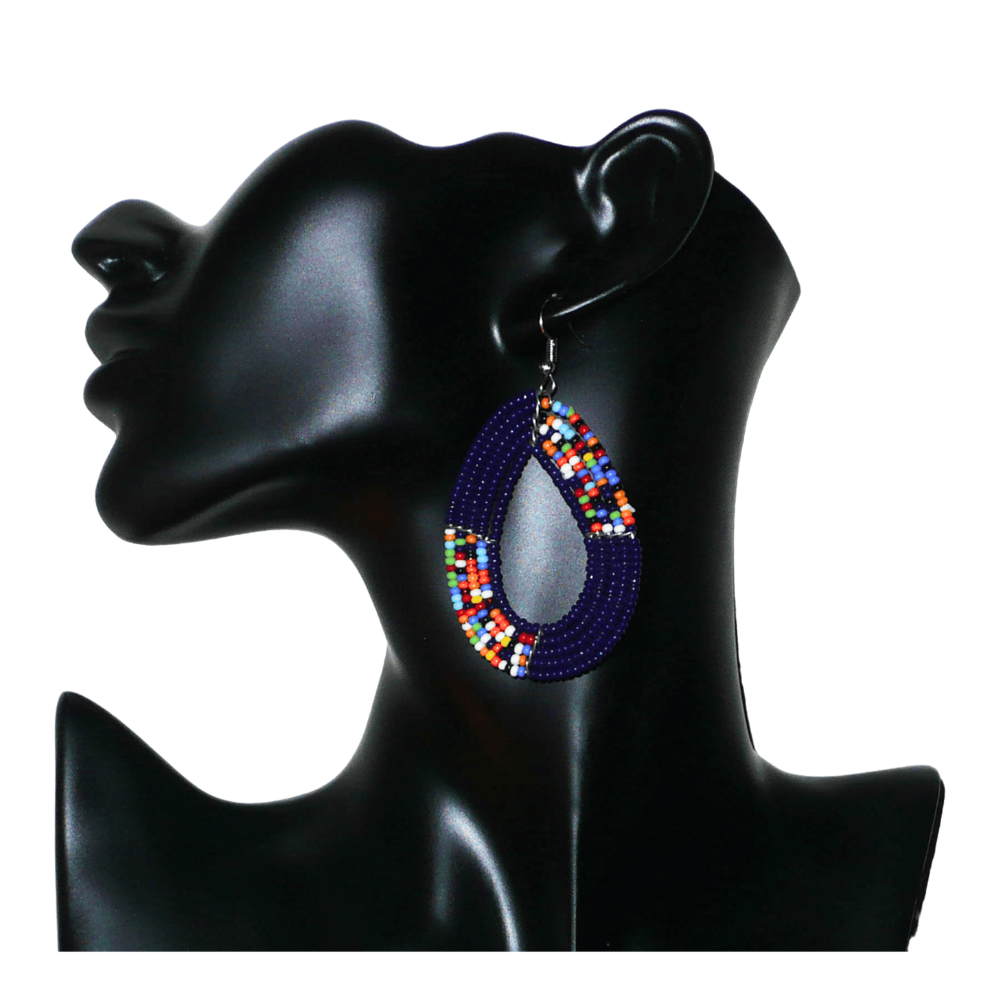 Boucles d'oreilles afro bohème bleu marine et multicolores en forme de gouttes composées de perles de rocaille. Elles mesurent 7,5 cm de long et 4 cm de large, et se portent sur des oreilles percées.