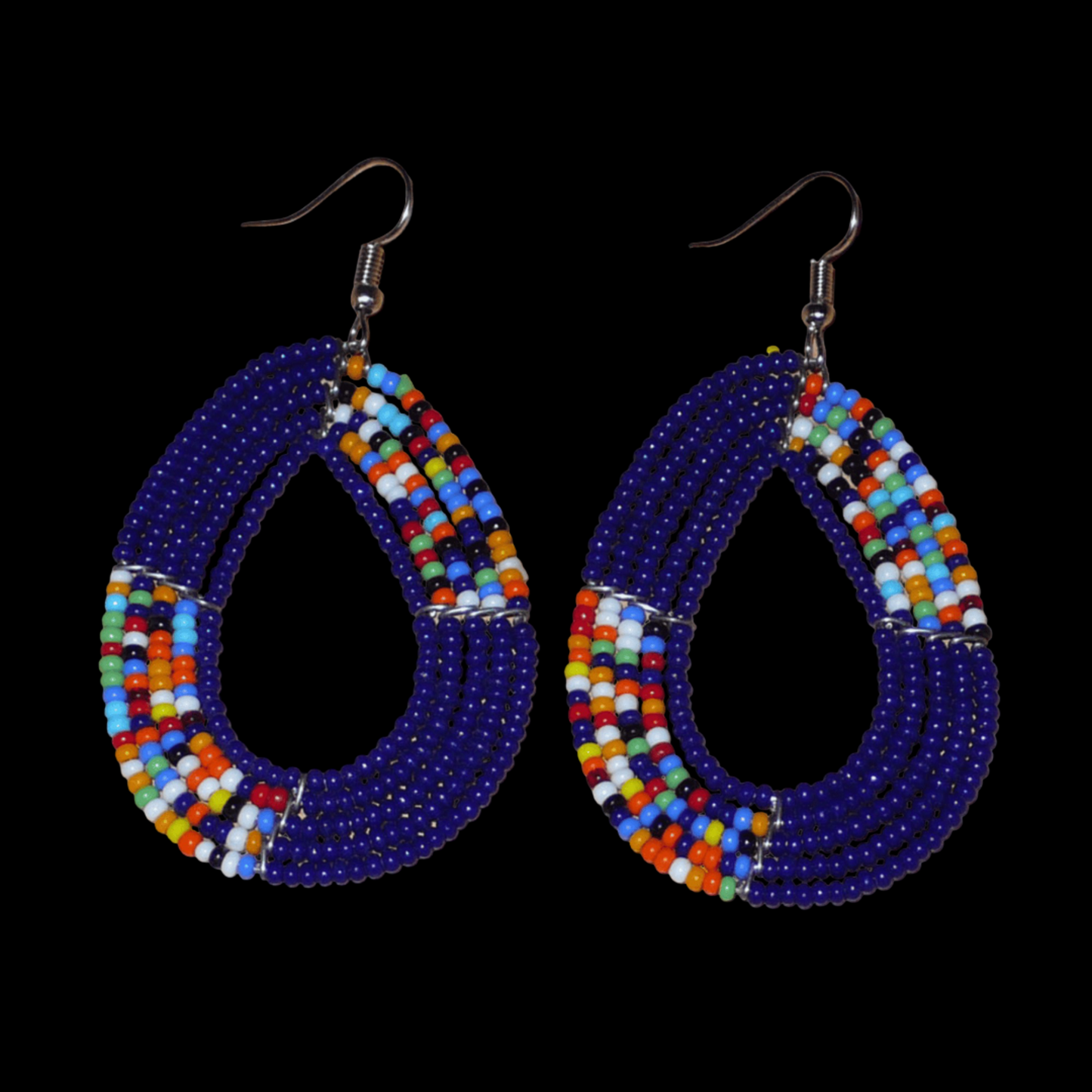 Boucles d'oreilles afro bohème bleu marine et multicolores en forme de gouttes composées de perles de rocaille. Elles mesurent 7,5 cm de long et 4 cm de large, et se portent sur des oreilles percées.