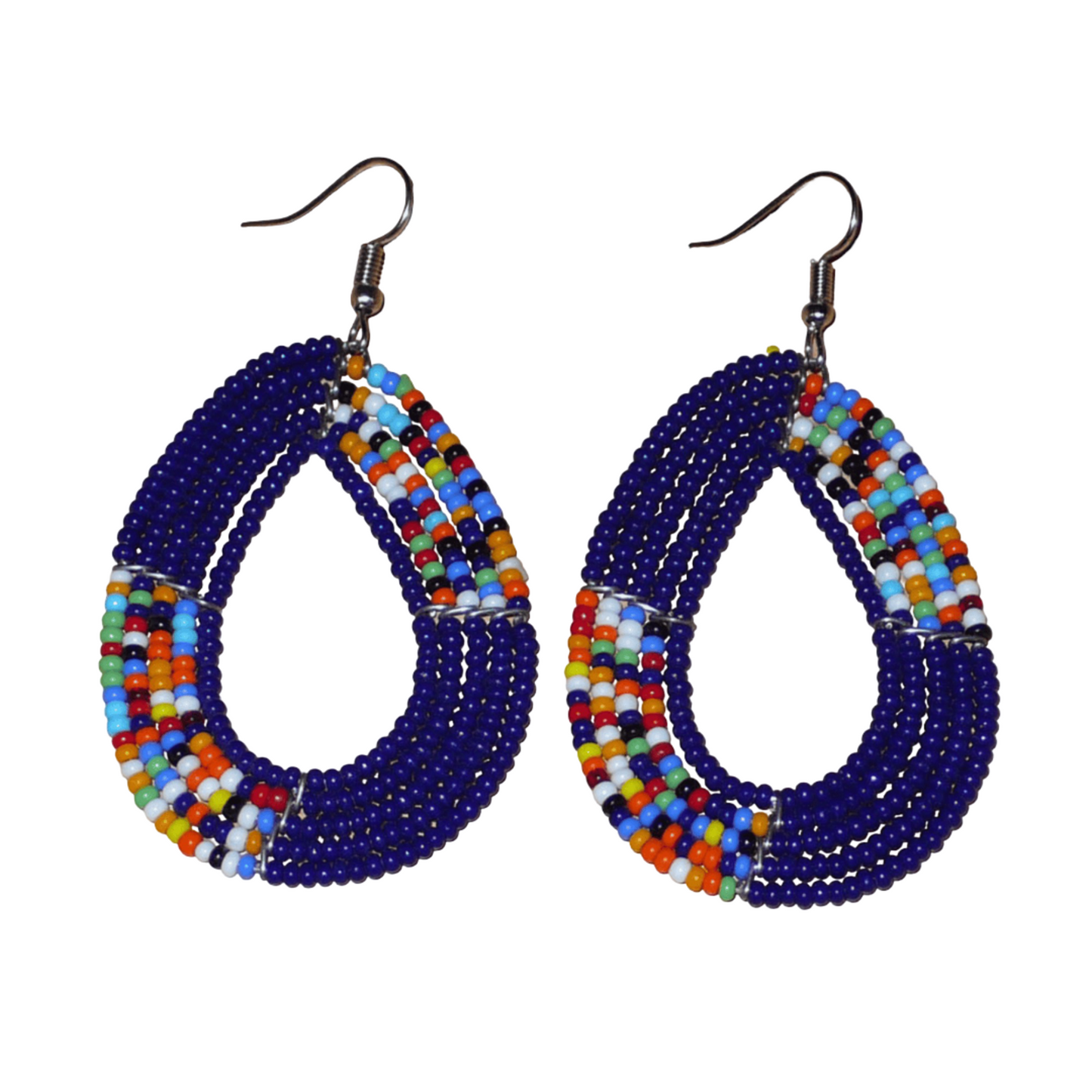 Boucles d'oreilles afro bohème bleu marine et multicolores en forme de gouttes composées de perles de rocaille. Elles mesurent 7,5 cm de long et 4 cm de large, et se portent sur des oreilles percées.