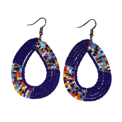 Boucles d'oreilles afro bohème bleu marine et multicolores en forme de gouttes composées de perles de rocaille. Elles mesurent 7,5 cm de long et 4 cm de large, et se portent sur des oreilles percées.