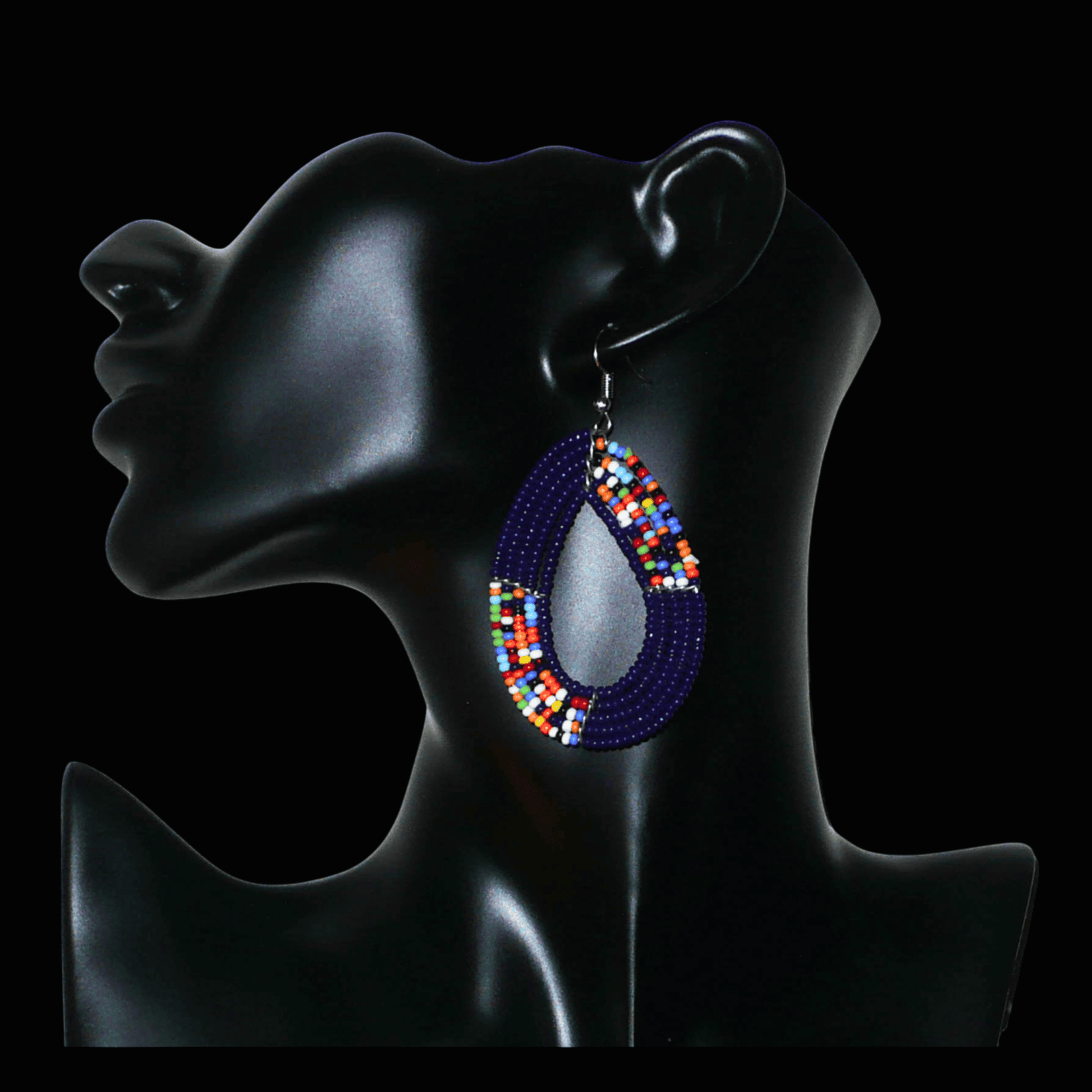 Boucles d'oreilles afro bohème bleu marine et multicolores en forme de gouttes composées de perles de rocaille. Elles mesurent 7,5 cm de long et 4 cm de large, et se portent sur des oreilles percées.