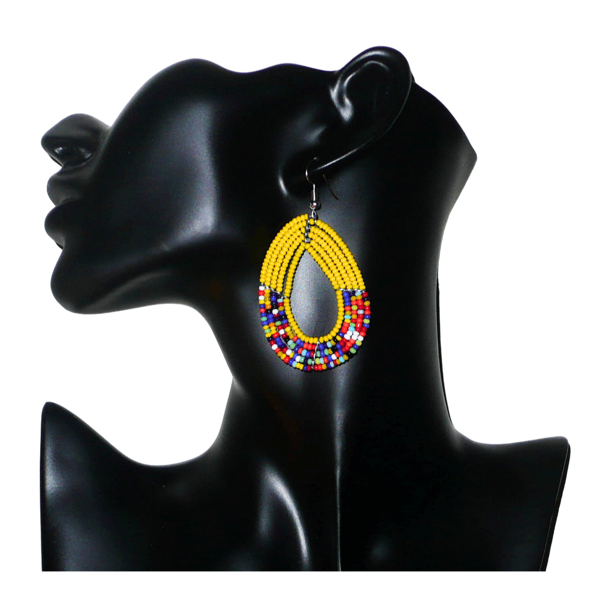 Boucles d'oreilles multi-rangs jaunes et multicolores faites de perles de rocaille enfilées sur cinq rangées de fils de fer montés en forme de gouttes. Elles mesurent 7 cm de long et 3,5 cm de large et se portent sur des oreilles percées.