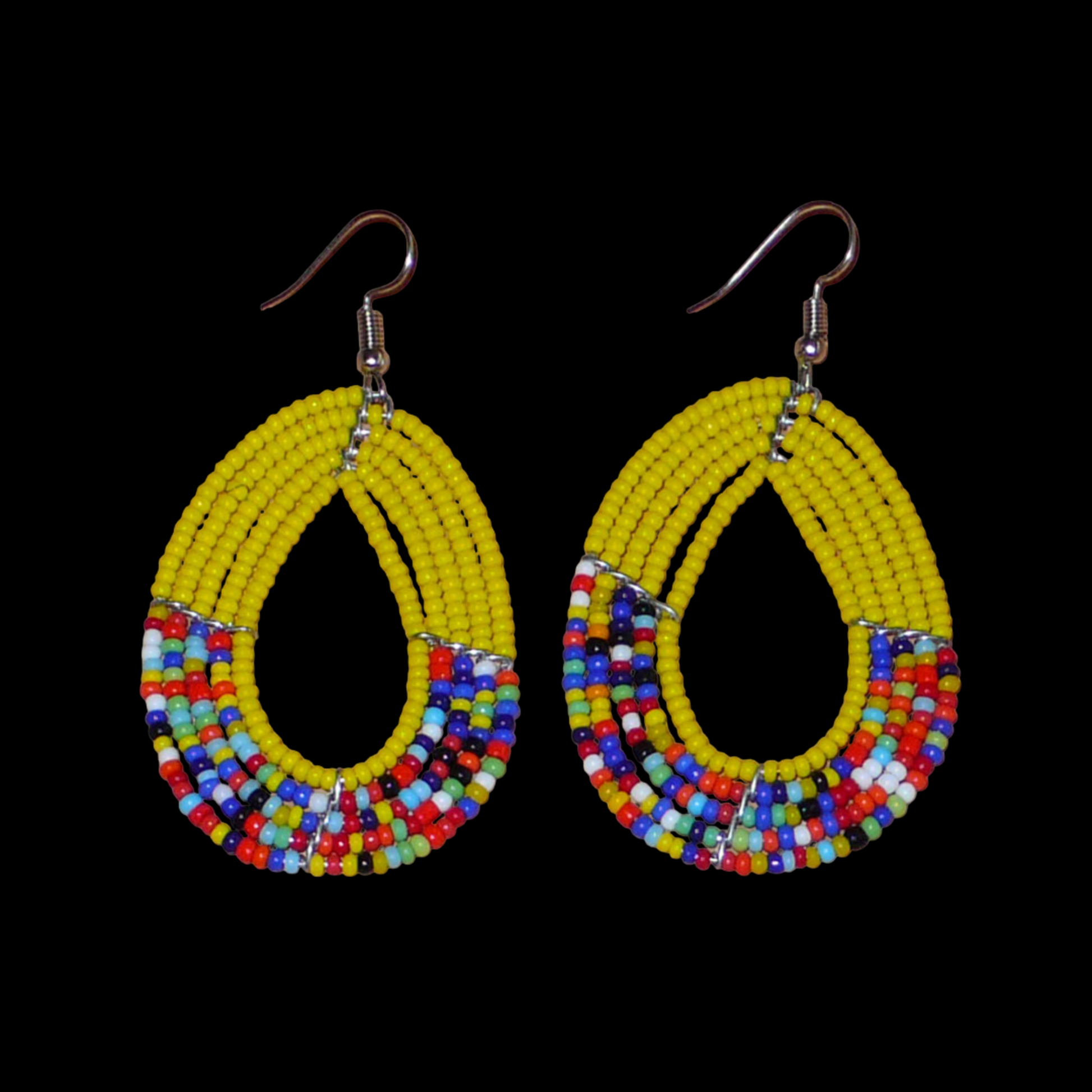 Boucles d'oreilles multi-rangs jaunes et multicolores faites de perles de rocaille enfilées sur cinq rangées de fils de fer montés en forme de gouttes. Elles mesurent 7 cm de long et 3,5 cm de large et se portent sur des oreilles percées.