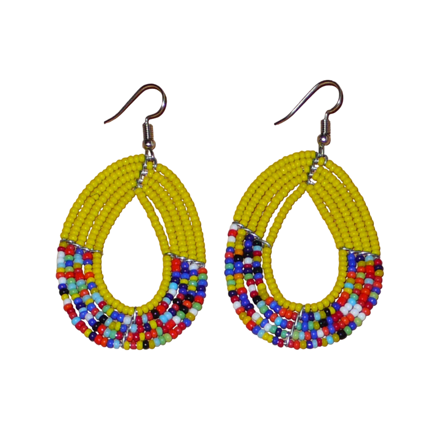 Boucles d'oreilles multi-rangs jaunes et multicolores faites de perles de rocaille enfilées sur cinq rangées de fils de fer montés en forme de gouttes. Elles mesurent 7 cm de long et 3,5 cm de large et se portent sur des oreilles percées.