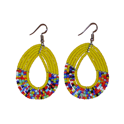 Boucles d'oreilles multi-rangs jaunes et multicolores faites de perles de rocaille enfilées sur cinq rangées de fils de fer montés en forme de gouttes. Elles mesurent 7 cm de long et 3,5 cm de large et se portent sur des oreilles percées.