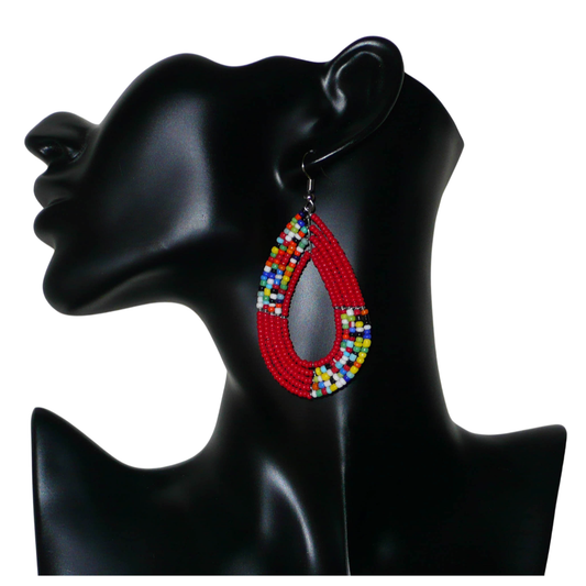 Boucles d'oreilles kenyanes multi-rangs rouges et multicolores composées de perles de rocaille montées en forme de gouttes. Elles mesurent 8 cm de long et 4 cm de large et se portent sur des oreilles percées.