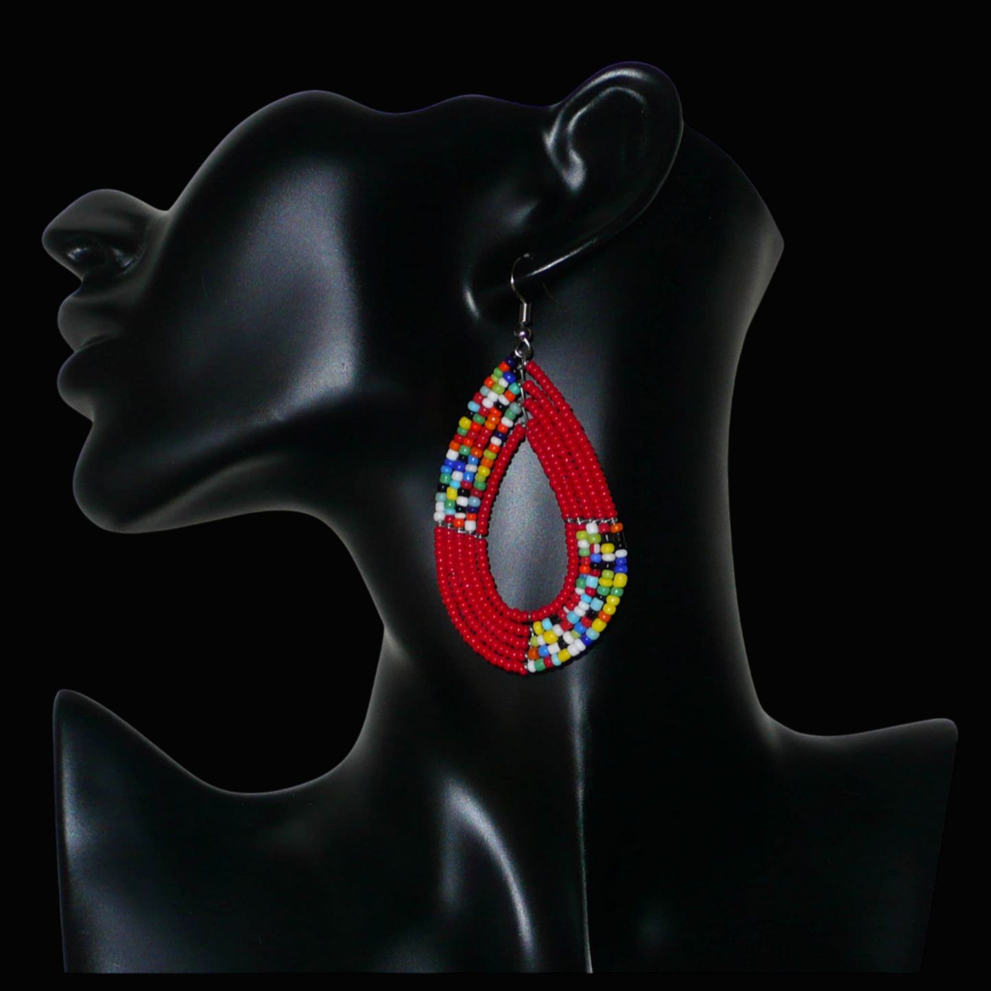 Boucles d'oreilles kenyanes multi-rangs rouges et multicolores composées de perles de rocaille montées en forme de gouttes. Elles mesurent 8 cm de long et 4 cm de large et se portent sur des oreilles percées.