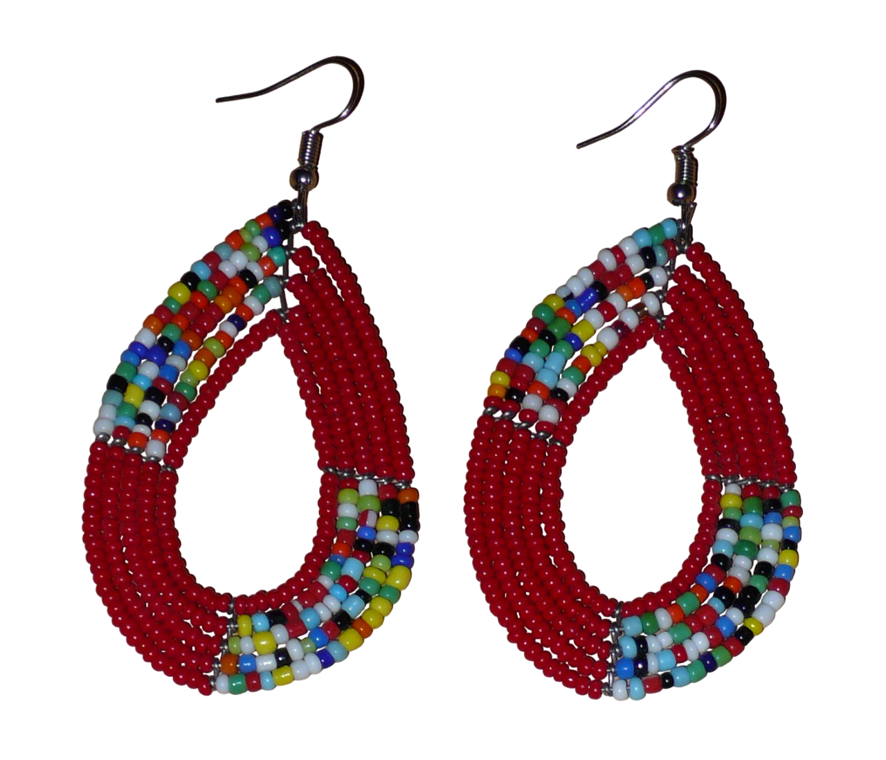 Boucles d'oreilles kenyanes multi-rangs rouges et multicolores composées de perles de rocaille montées en forme de gouttes. Elles mesurent 8 cm de long et 4 cm de large et se portent sur des oreilles percées.