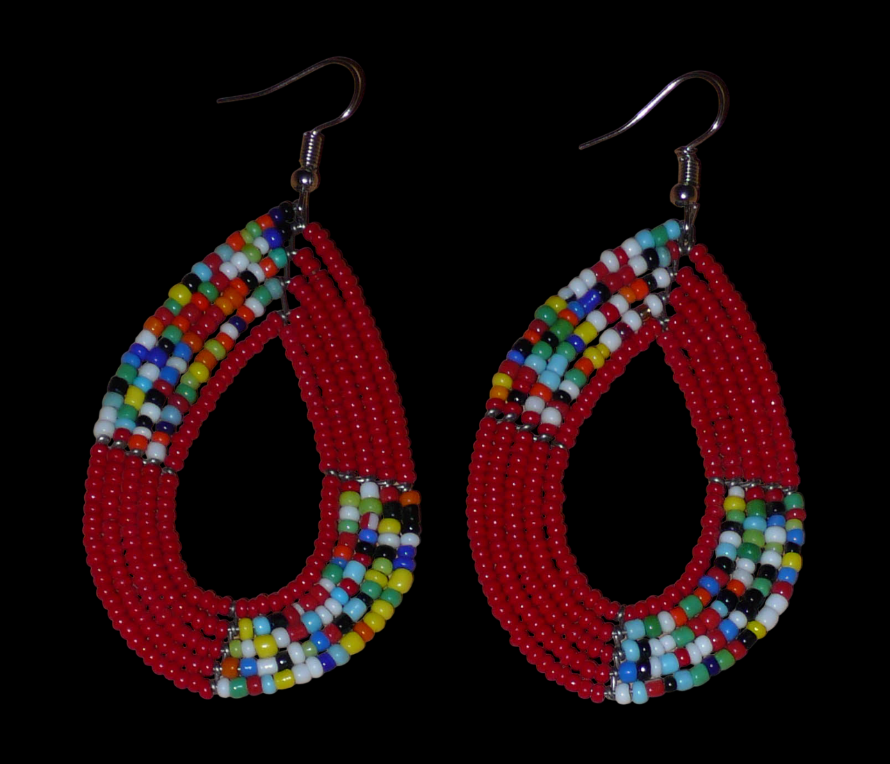 Boucles d'oreilles kenyanes multi-rangs rouges et multicolores composées de perles de rocaille montées en forme de gouttes. Elles mesurent 8 cm de long et 4 cm de large et se portent sur des oreilles percées.