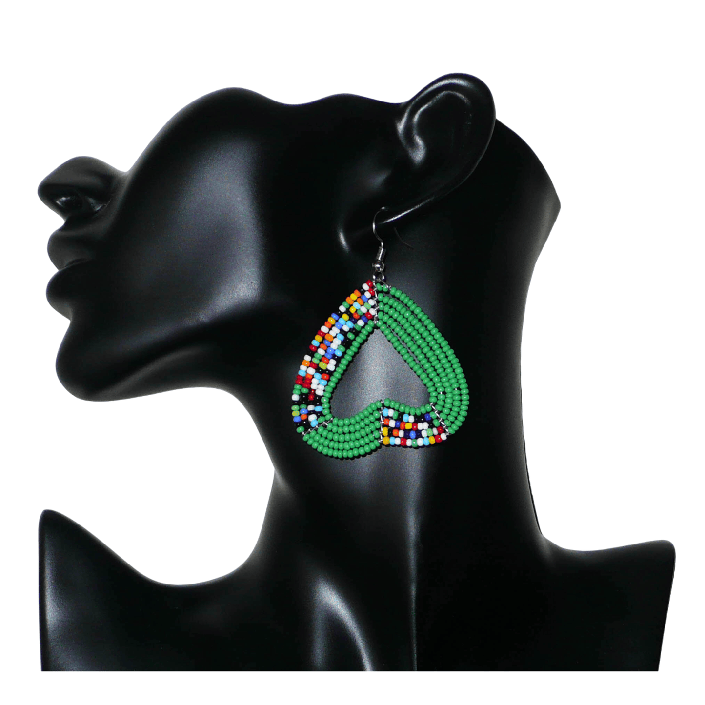 Boucles d'oreilles afro bohème vertes et multicolores composées de perles de rocaille montées en forme de cœurs inversés.