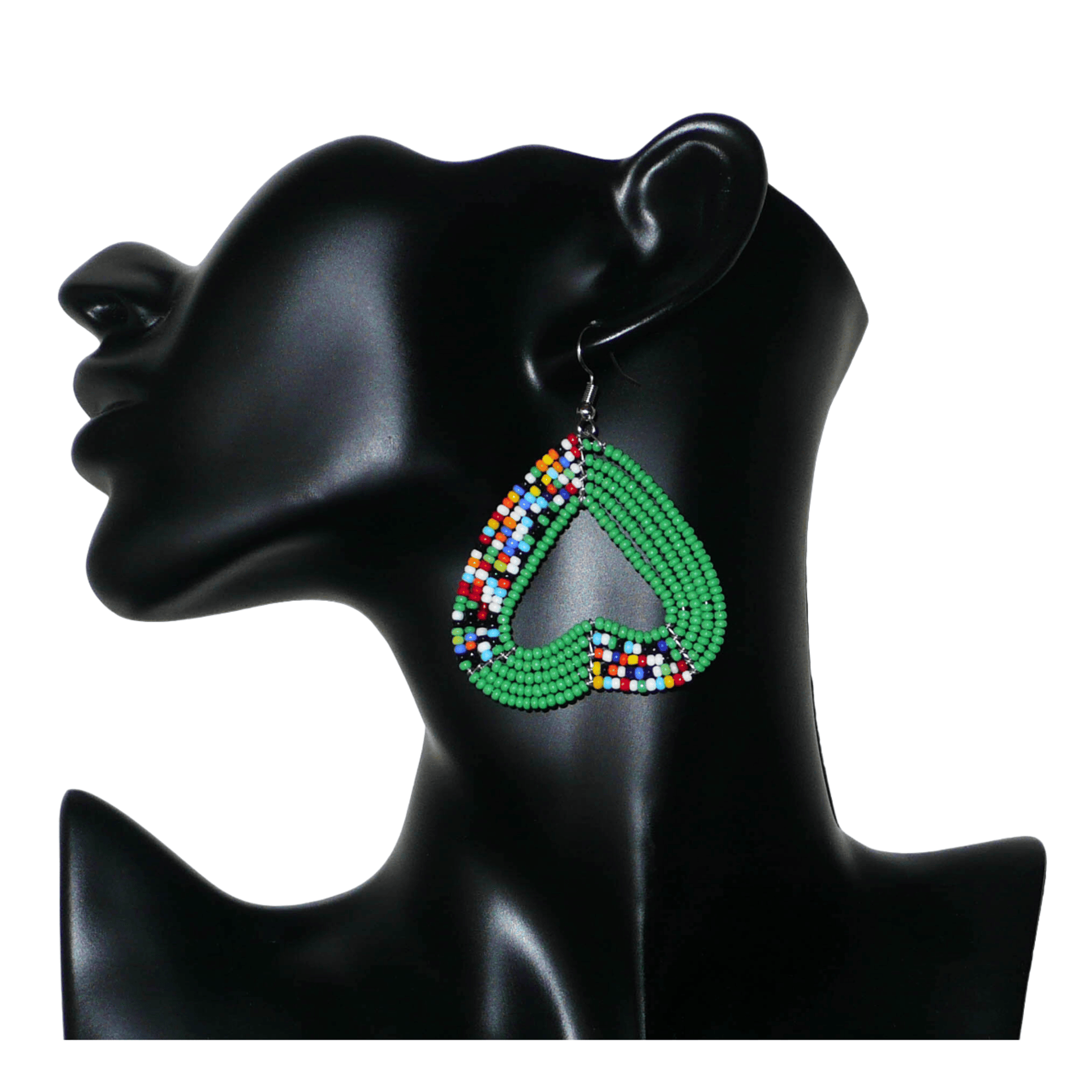 Boucles d'oreilles afro bohème vertes et multicolores composées de perles de rocaille montées en forme de cœurs inversés.