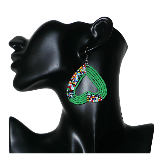 Boucles d'oreilles afro bohème vertes et multicolores composées de perles de rocaille montées en forme de cœurs inversés.