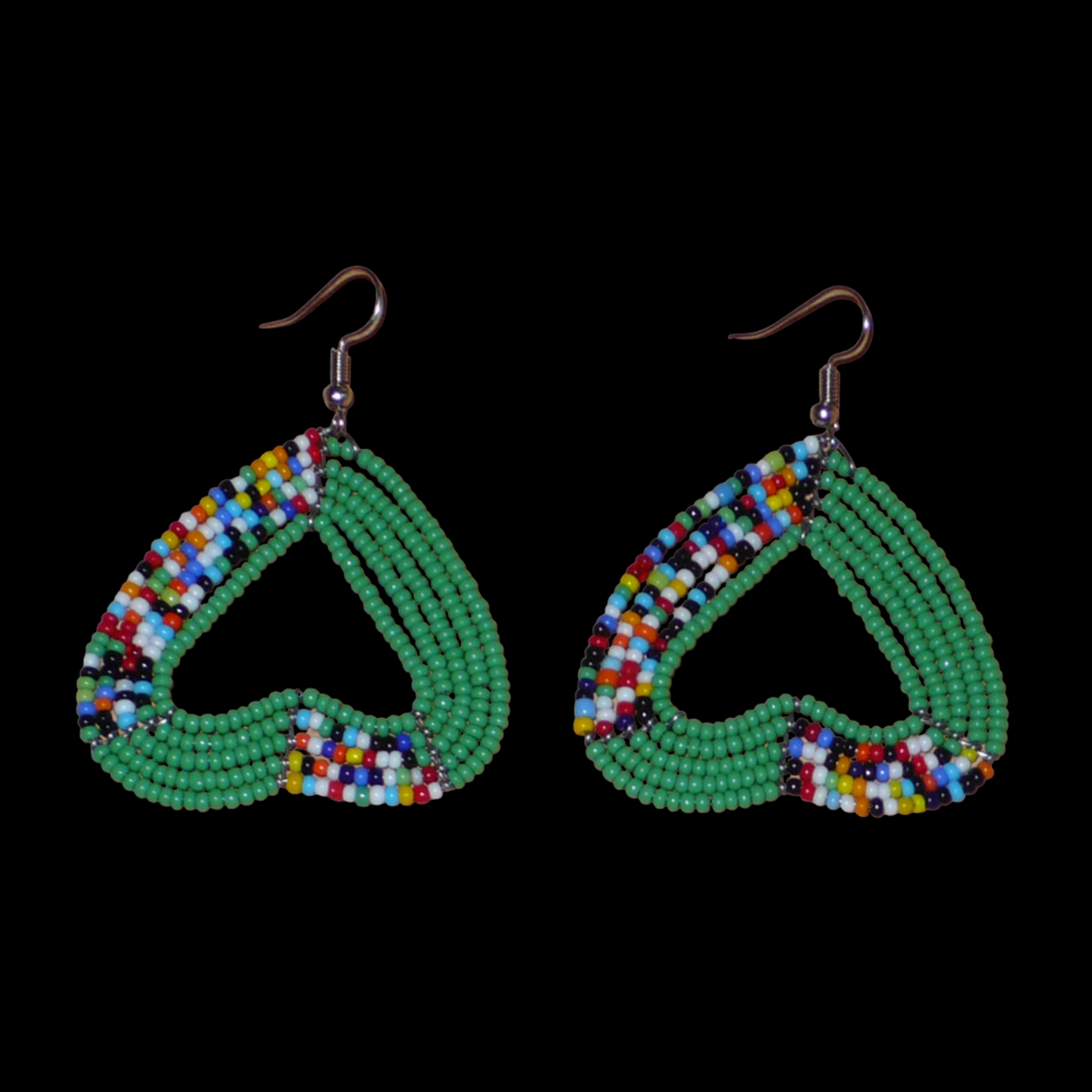 Boucles d'oreilles afro bohème vertes et multicolores composées de perles de rocaille montées en forme de cœurs inversés.