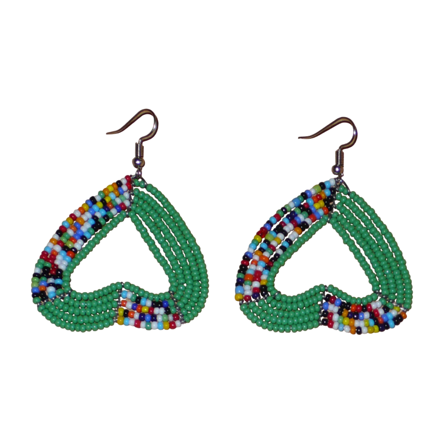 Boucles d'oreilles afro bohème vertes et multicolores composées de perles de rocaille montées en forme de cœurs inversés.