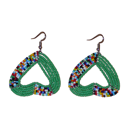 Boucles d'oreilles afro bohème vertes et multicolores composées de perles de rocaille montées en forme de cœurs inversés.